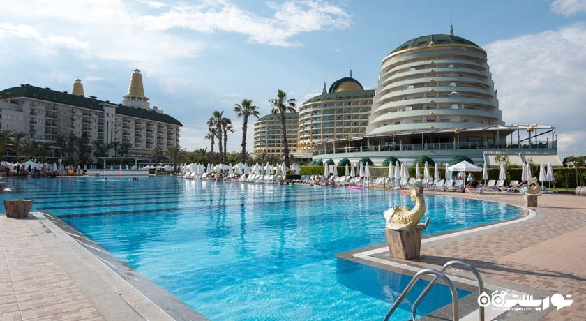 نمای استخر روباز و ساختمان هتل